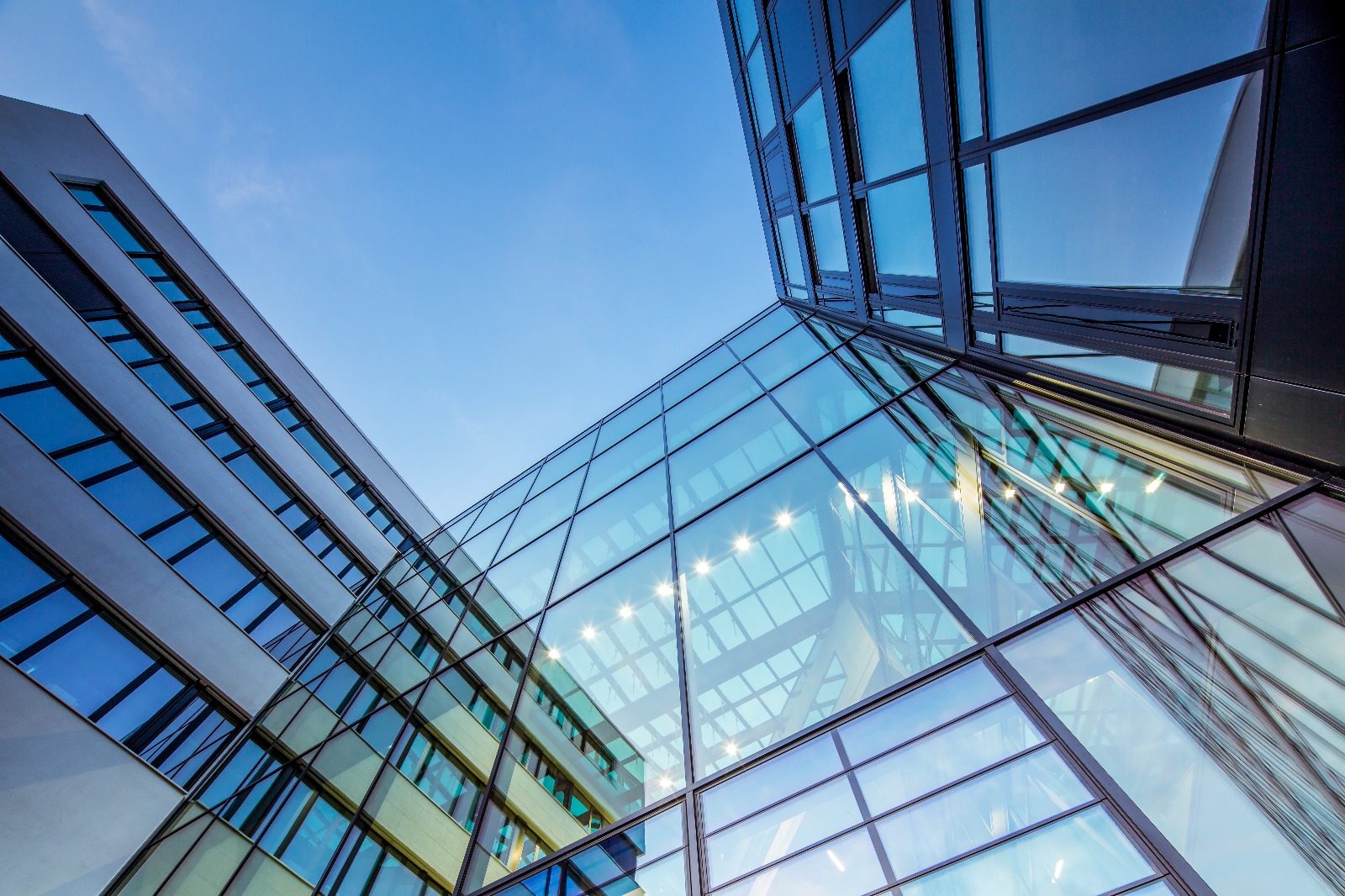 Innovative digital platforms for the financial and luxury resort industries, enhancing user experience with cutting-edge technologies for efficient bookings and financial services.